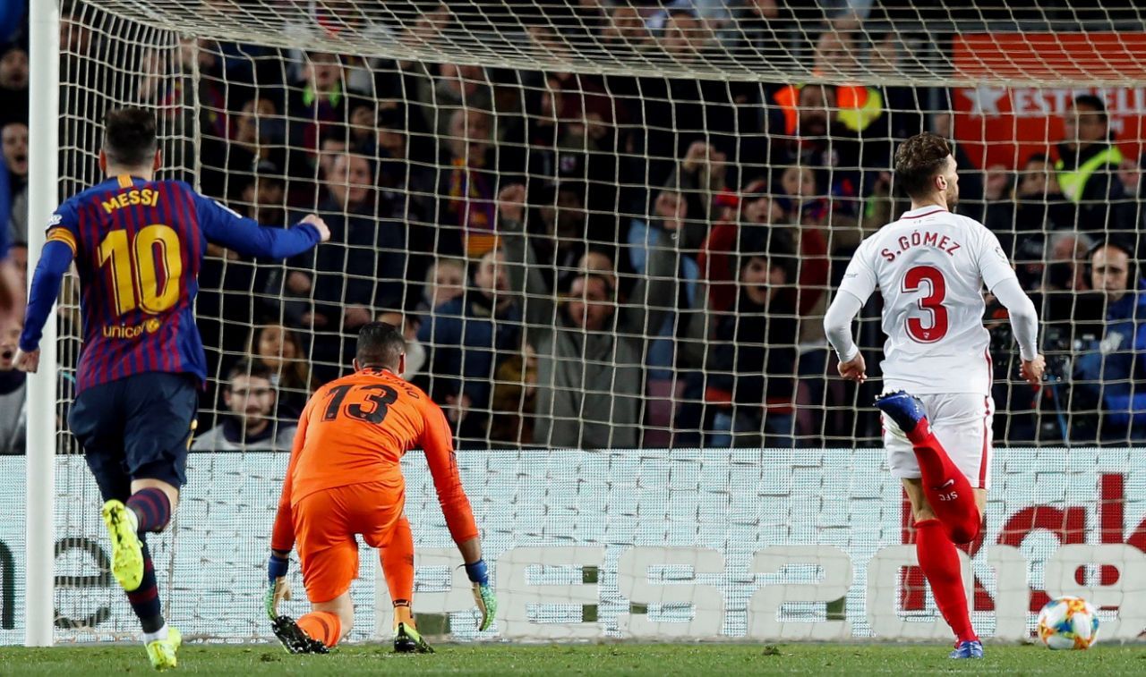  Juan Soriano encaja uno de los goles del Barcelona.