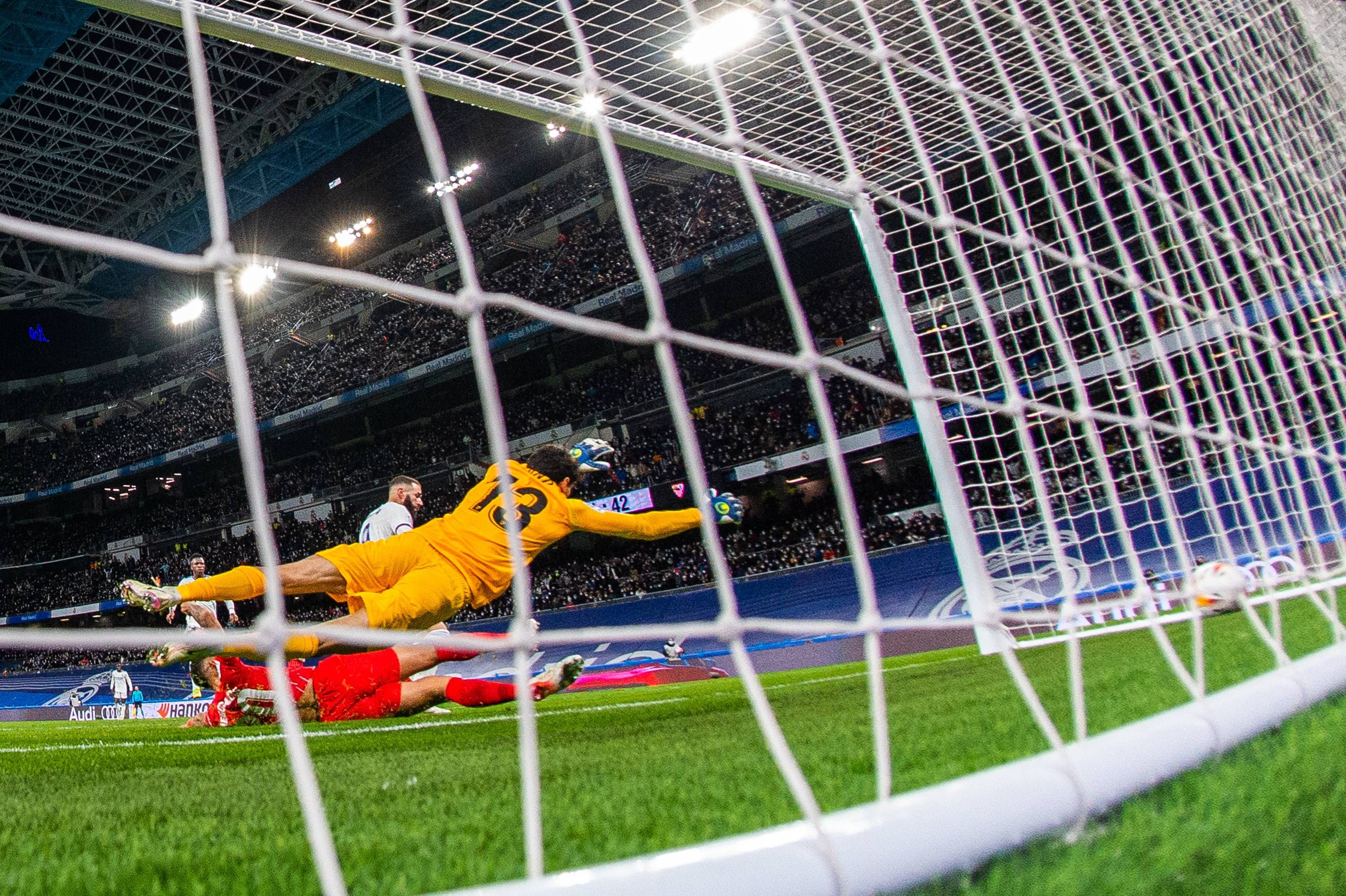 Bono encaja el gol de Benzema en el Real Madrid-Sevilla.