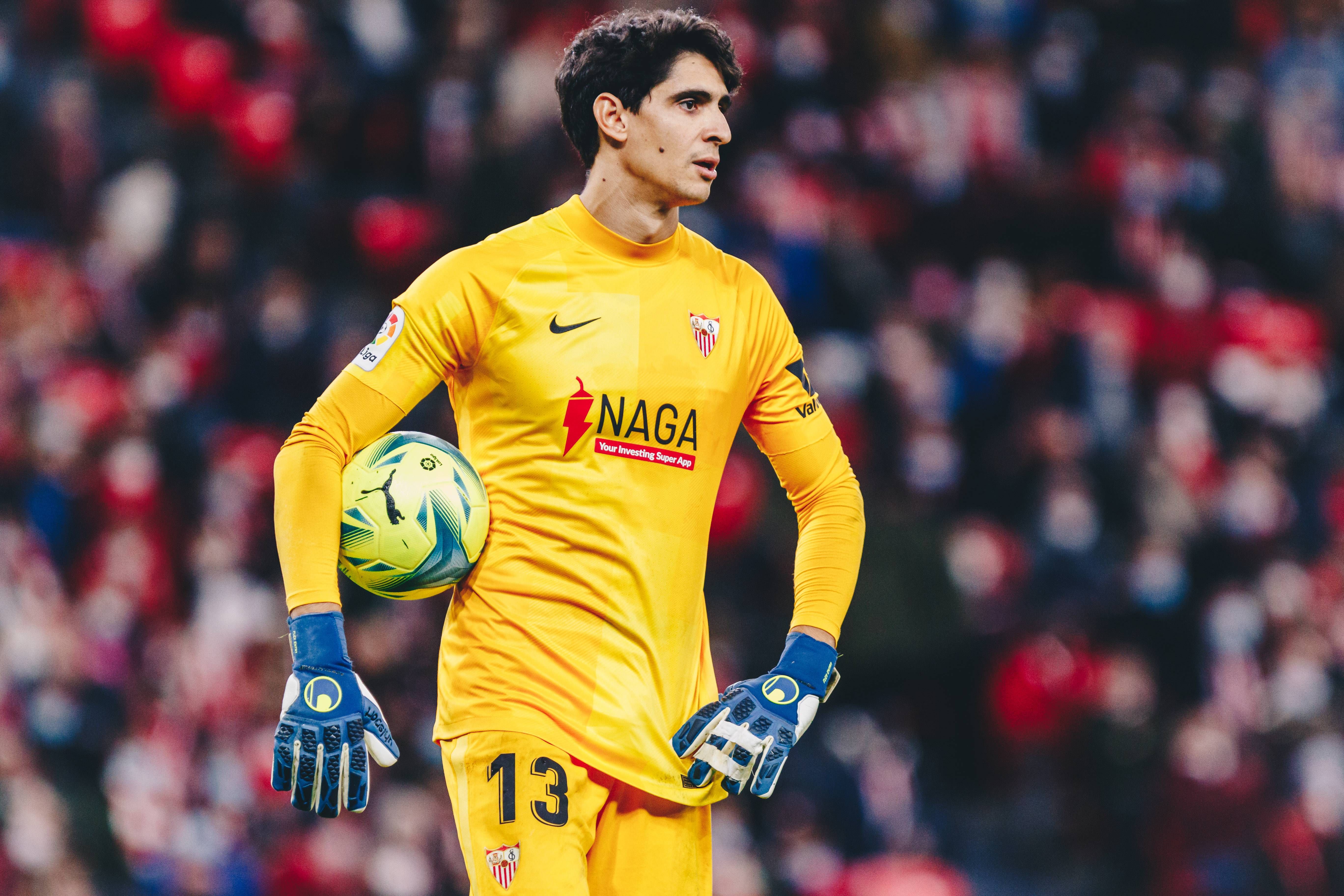 Bono, en un partido con el Sevilla.