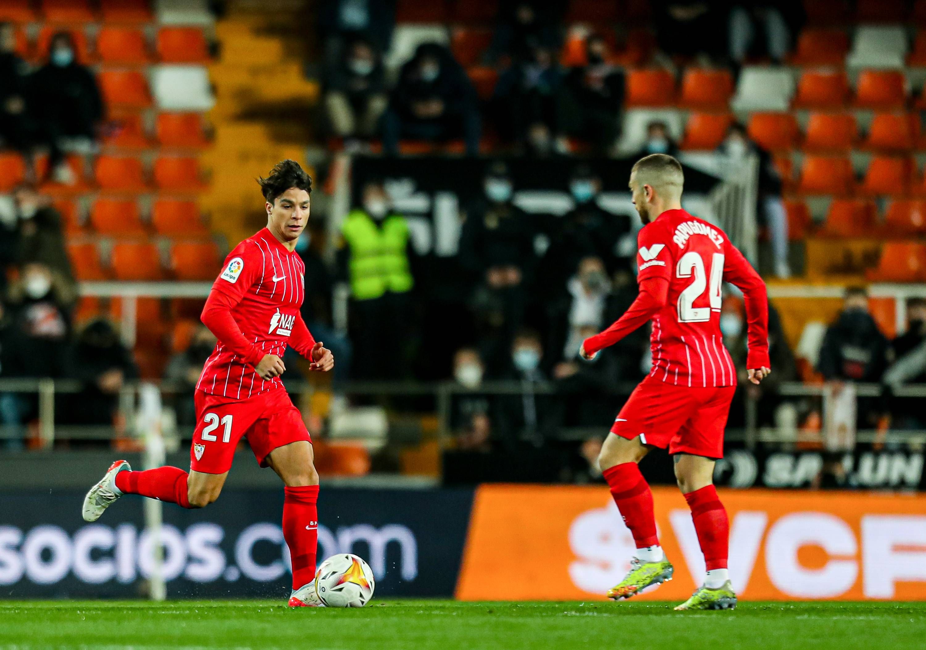  Óliver Torres y Papu Gómez, en el partido del Sevilla en Mestalla.