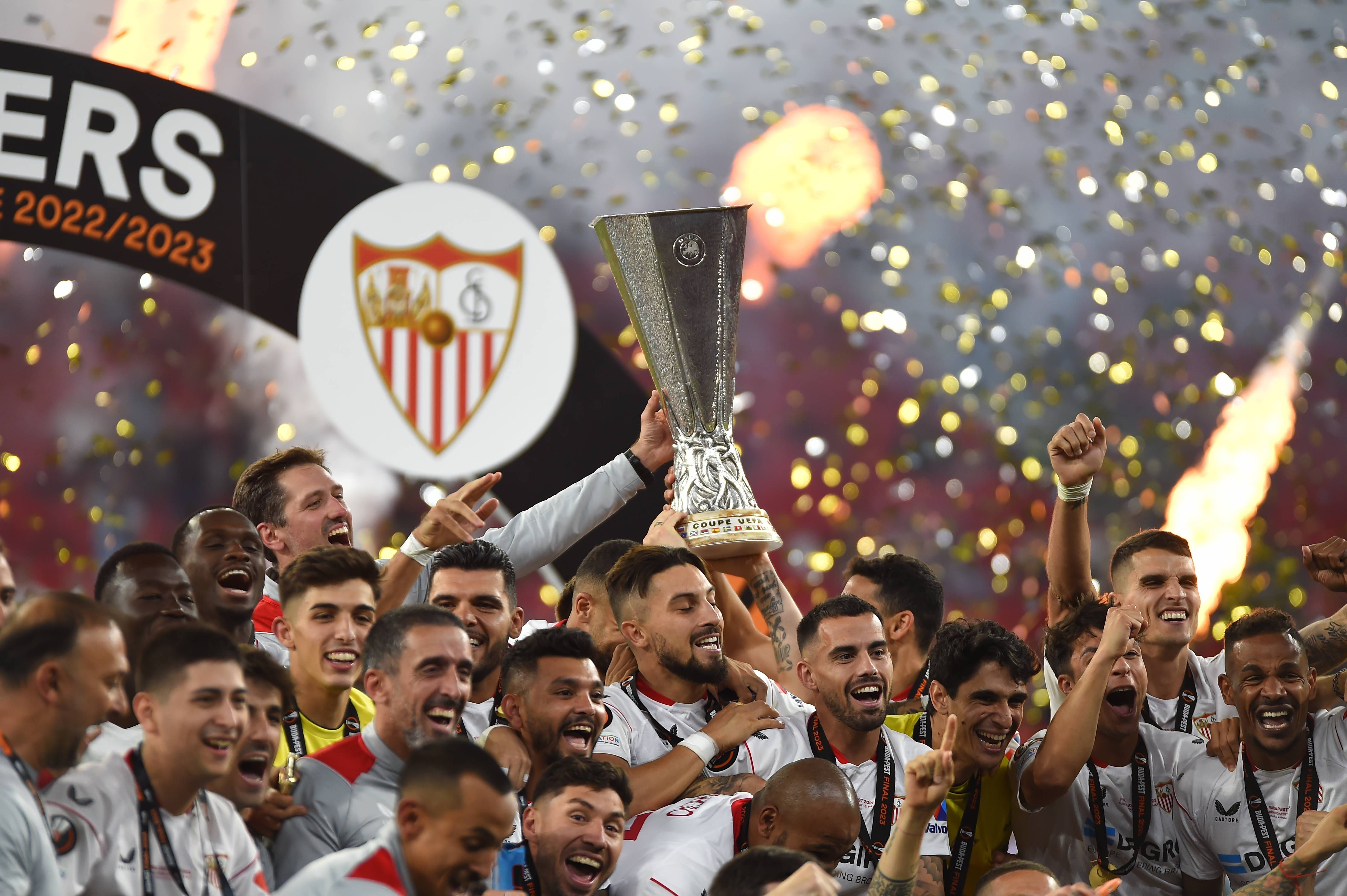  El Sevilla celebra la Europa League ganada en Budapest.