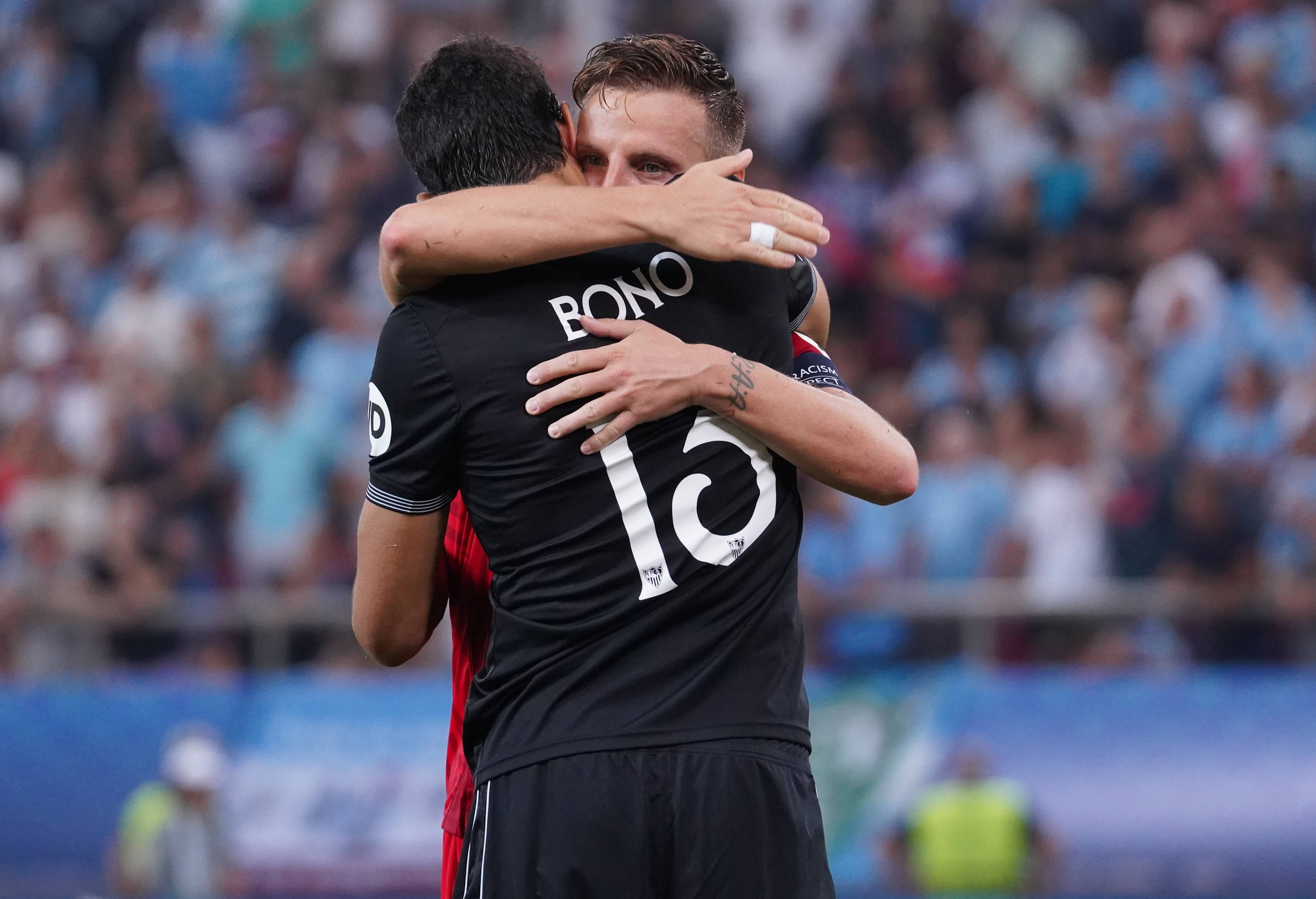  Bono y Rakitic, tras perder la Supercopa de Europa.