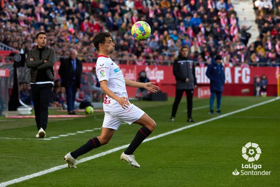  Jesús Navas, con Sampaoli de fondo, en el Girona-Sevilla.