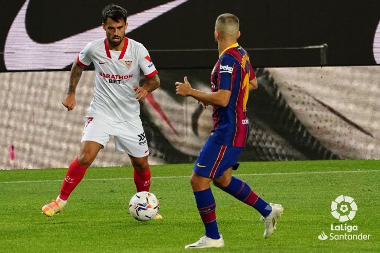  Jordi Alba, ante Suso.