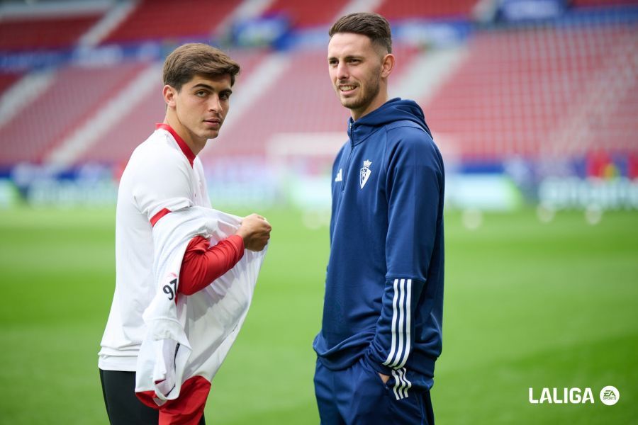  Juanlu saluda a Raúl García de Haro antes del Osasuna-Sevilla.