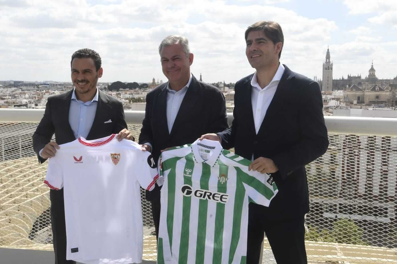  Ángel Haro y Del Nido Carrasco, presidentes de Real Betis y Sevilla, junto a José Luis Sanz.