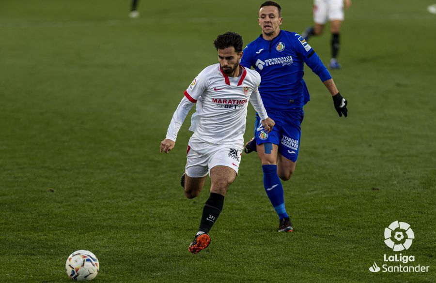  Suso conduce la pelota ante Maksimovic..