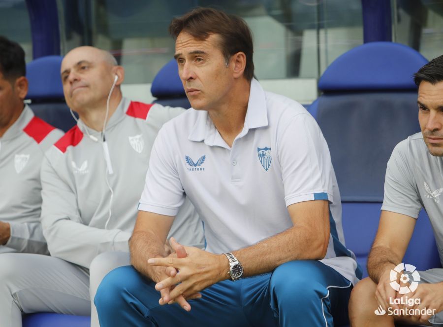  Lopetegui, entrenador del Sevilla, ante el Villarreal.