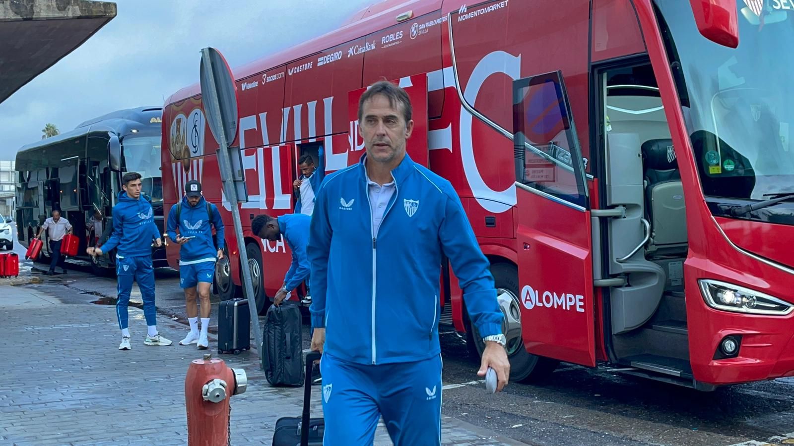  Lopetegui, en la salida del Sevilla hacia Copenhague.