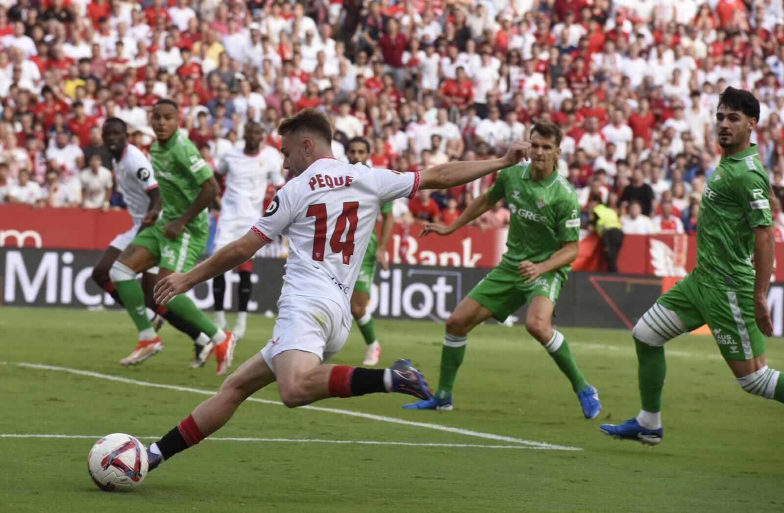  Peque, en el último partido del Sevilla FC ante el Real Betis (foto: Kiko Hurtado).