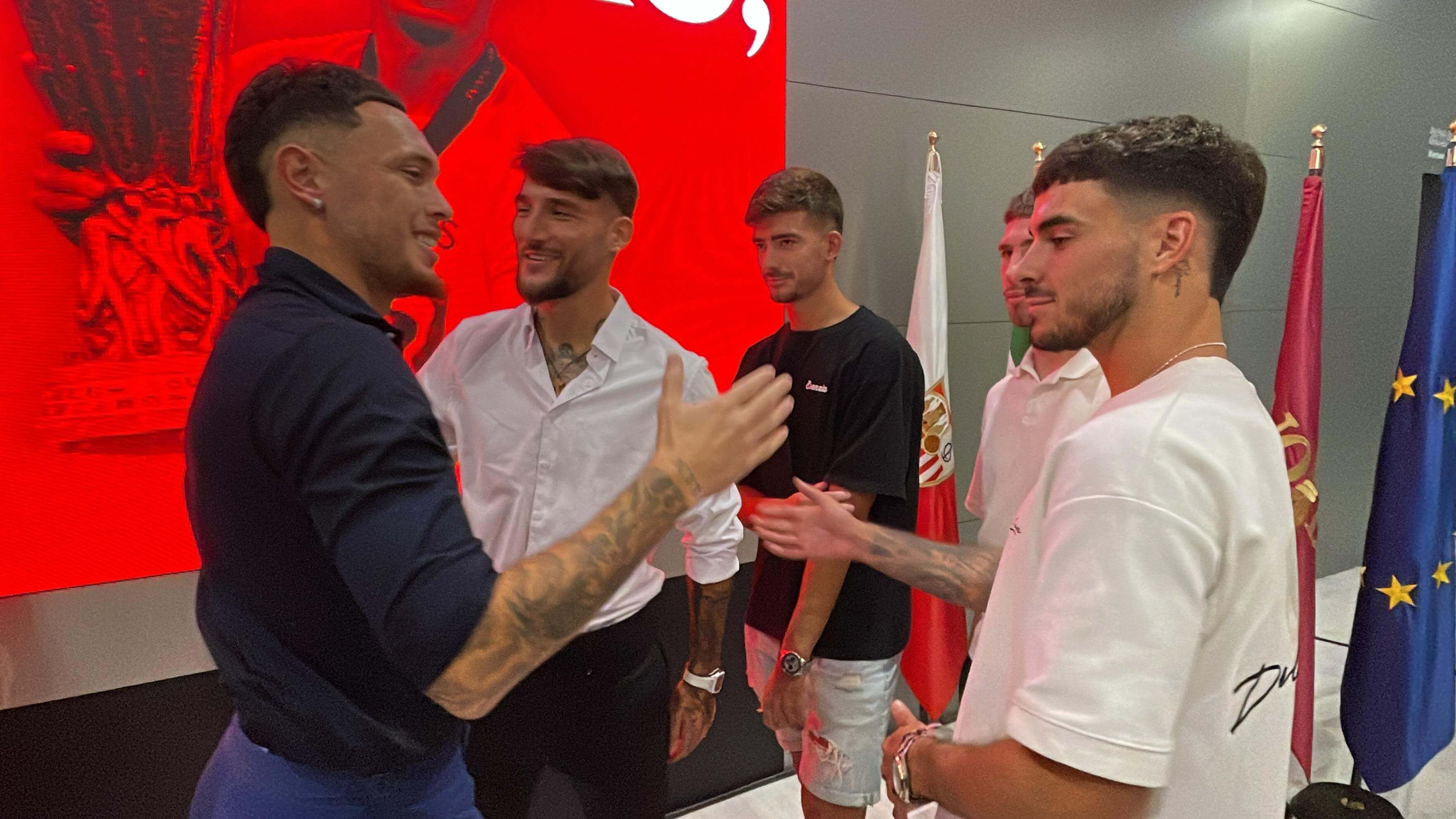  Lucas Ocampos despidiéndose de sus compañeros (foto: Kiko Hurtado).