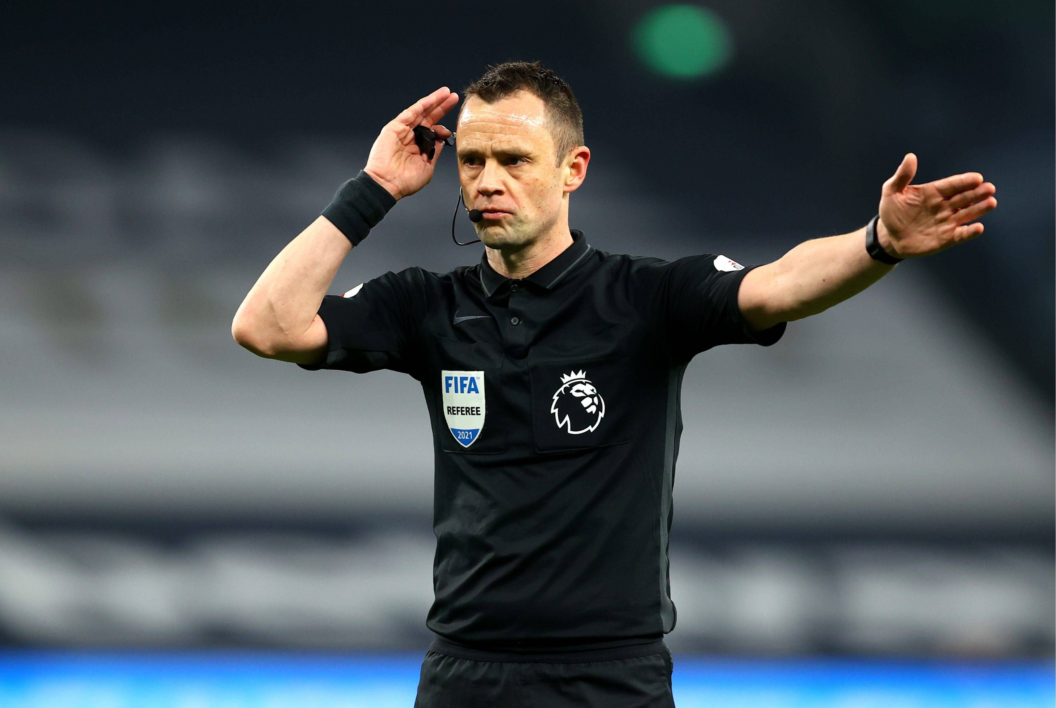 Stuart Attwell auxiliará en el VAR a Michael Oliver.