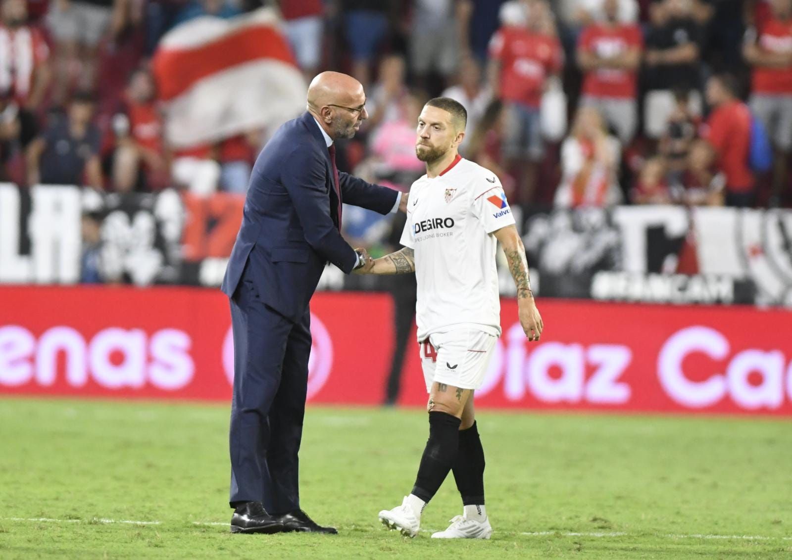  Monchi, tras el encuentro del Sevilla ante el Barça, junto a Papu Gómez.