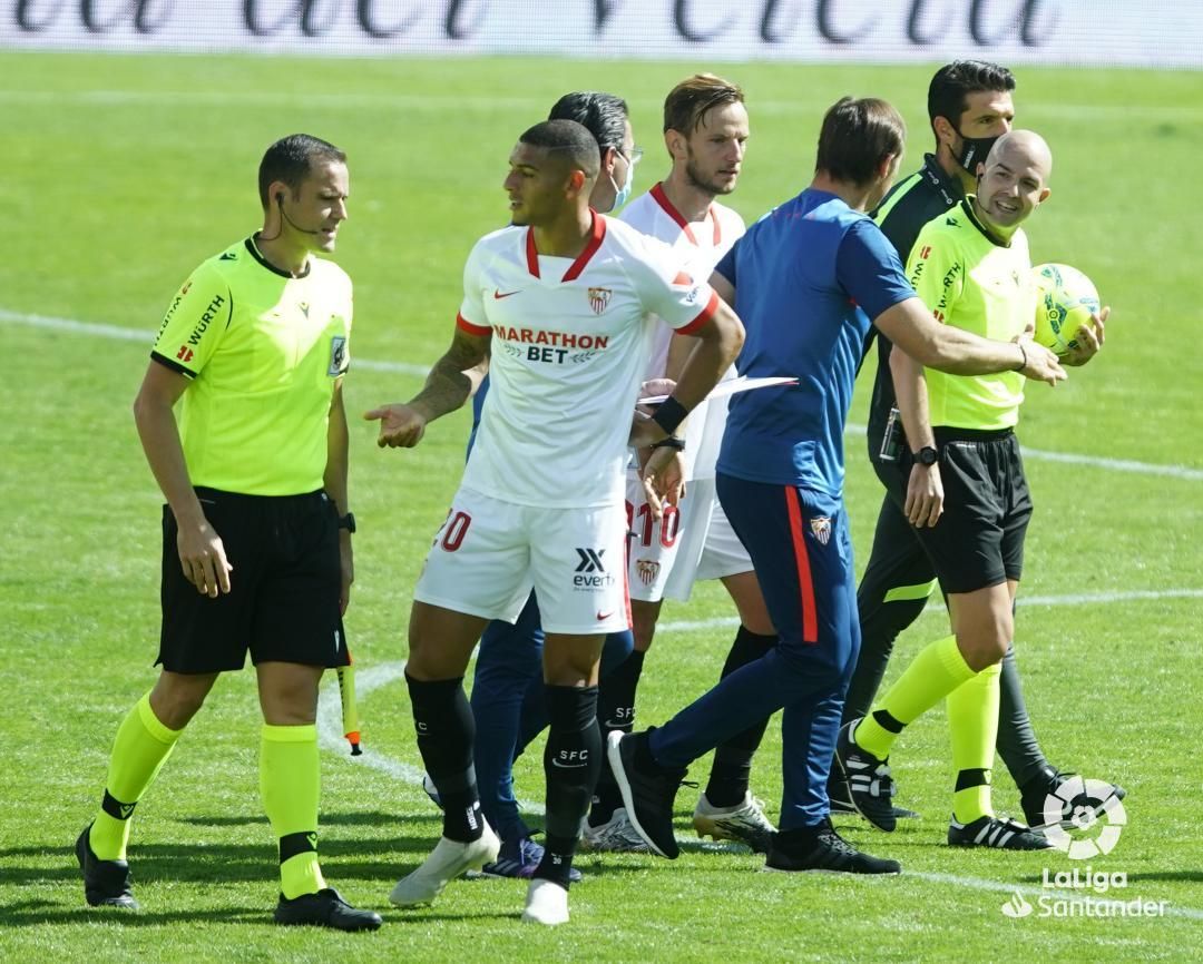  Los jugadores del Sevilla protestan la expulsión de Joan Jordán.