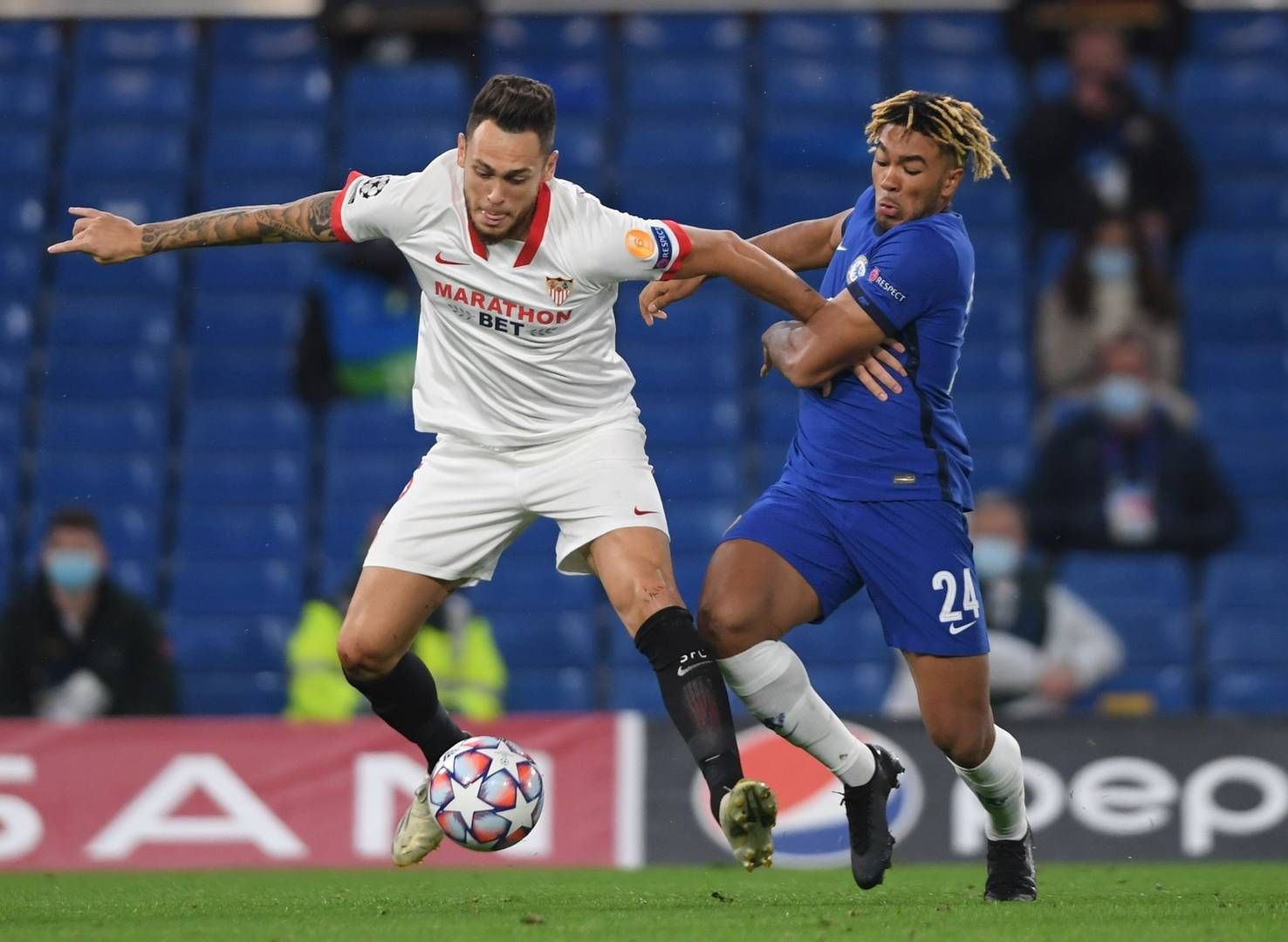  Lucas Ocampos, ante el Chelsea .