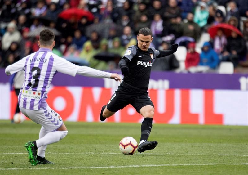  Roque Mesa se dispone a disparar ante el Valladolid y marcar el 0-1 del Sevilla.