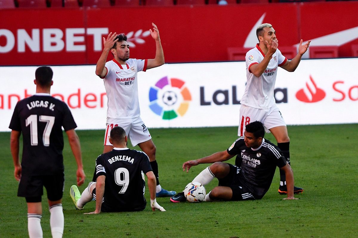 Jordan y Munir protestan una acción.