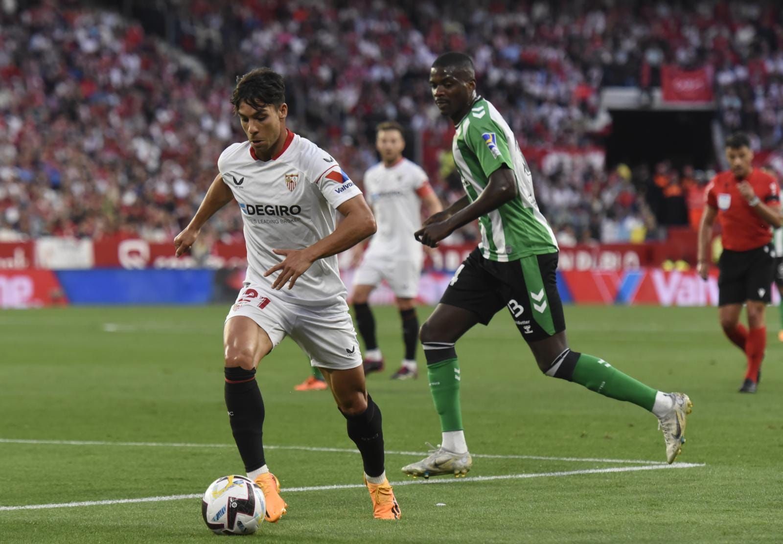  Óliver Torres, en el Sevilla-Betis.