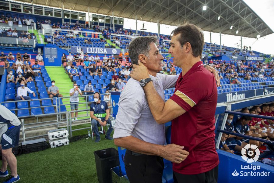  Lopetegui saluda a Míchel antes del Getafe-Sevilla.