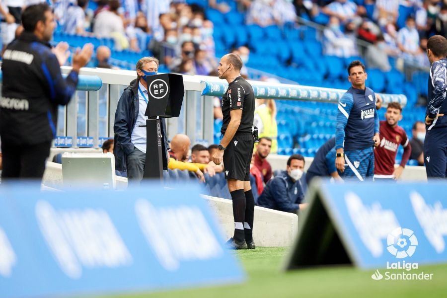  Mateu Lahoz consulta el VAR en el Real Sociedad-Sevilla.