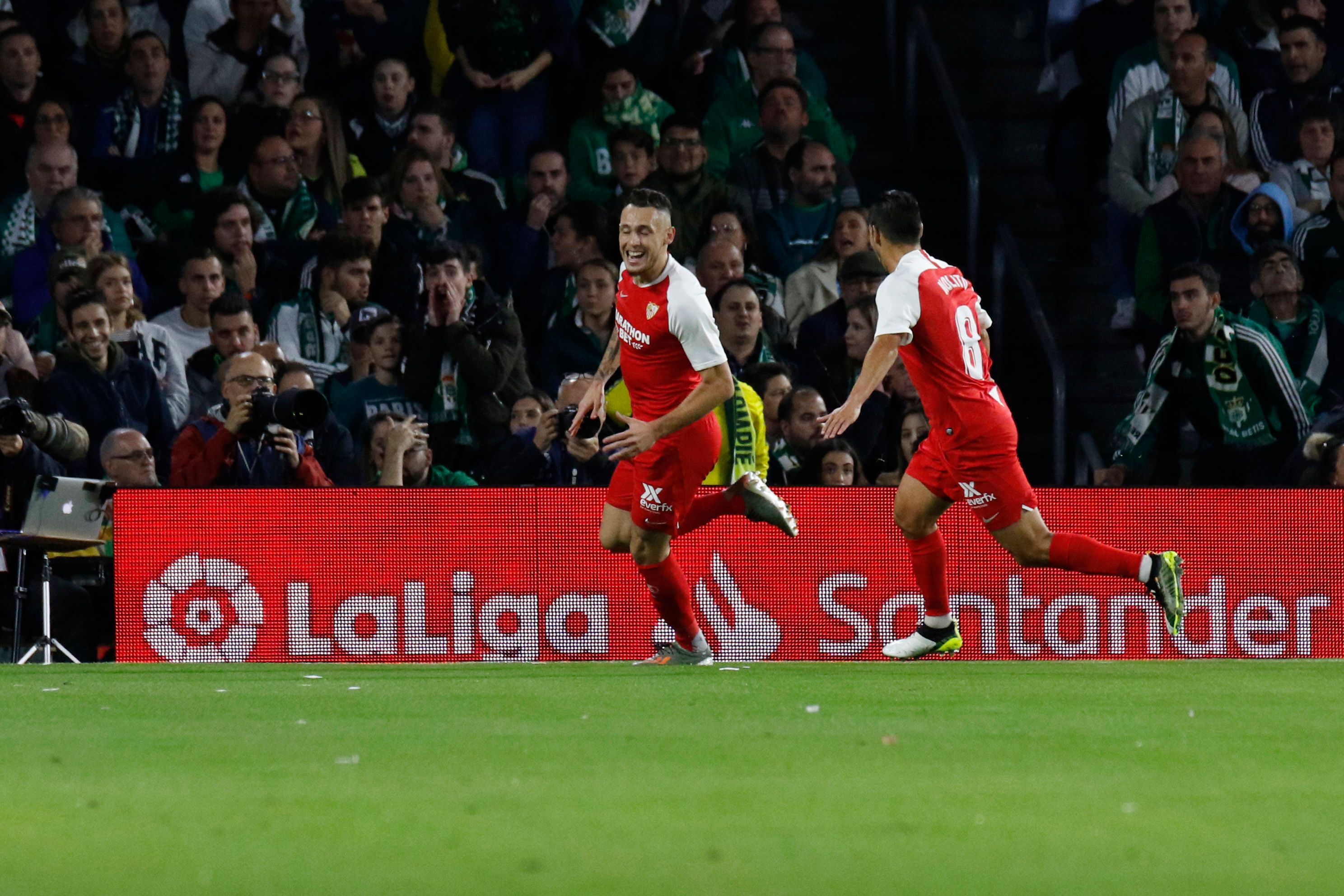  Lucas Ocampos celebra su gol en el Betis-Sevilla.