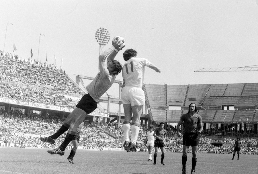 El Sánchez-Pizjuán seguía acogiendo partidos mientras se ampliaban los goles.