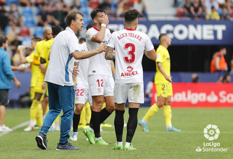  Lopetegui, dándole órdenes a Telles.