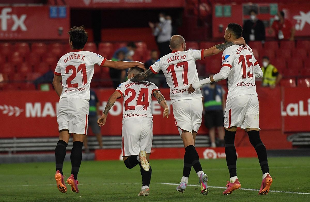  Los jugadores del Sevilla celebran el gol del Papu Gómez al Alavés.