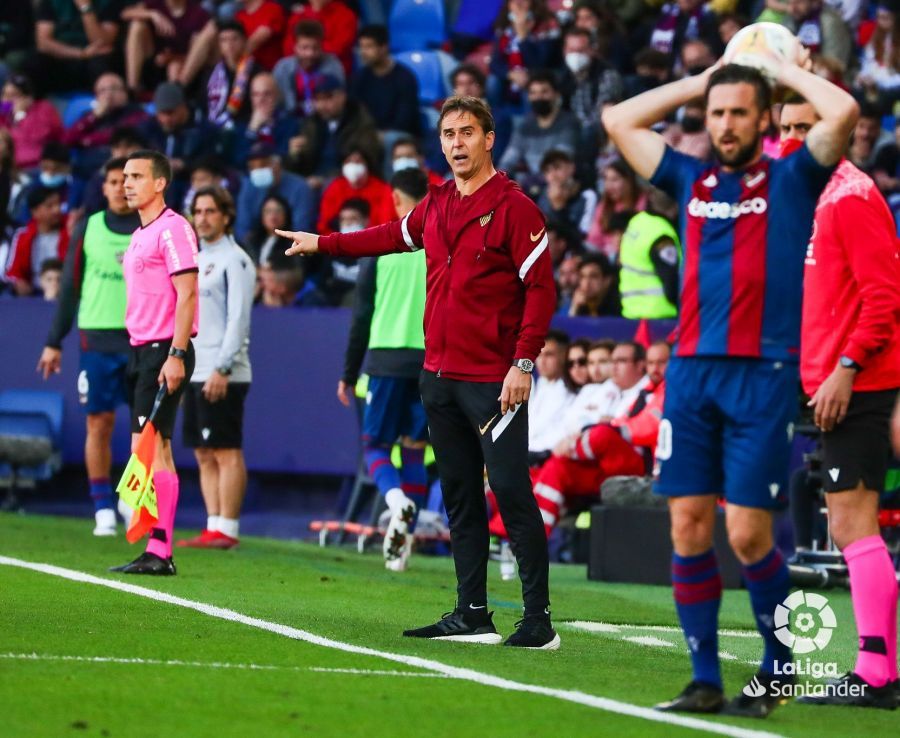  Lopetegui, en el Levante-Sevilla.