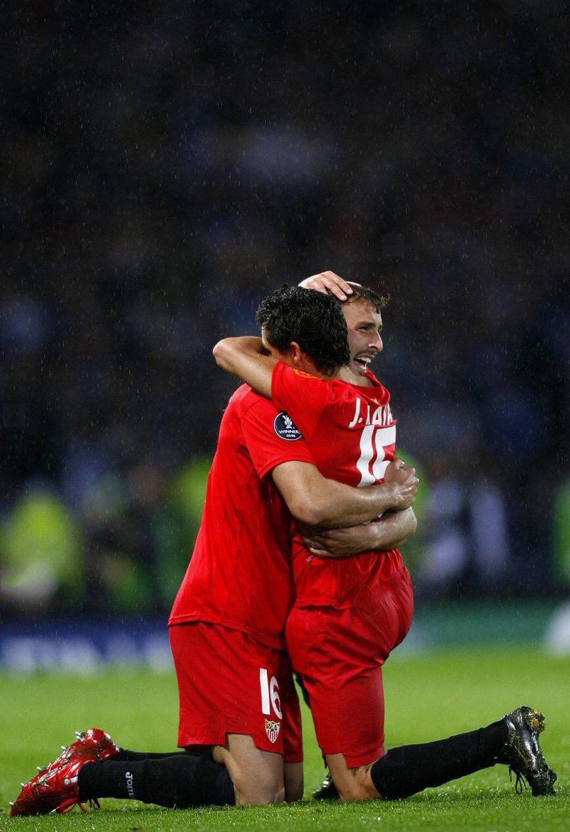  Abrazo Puerta y Jesús Navas.jpg