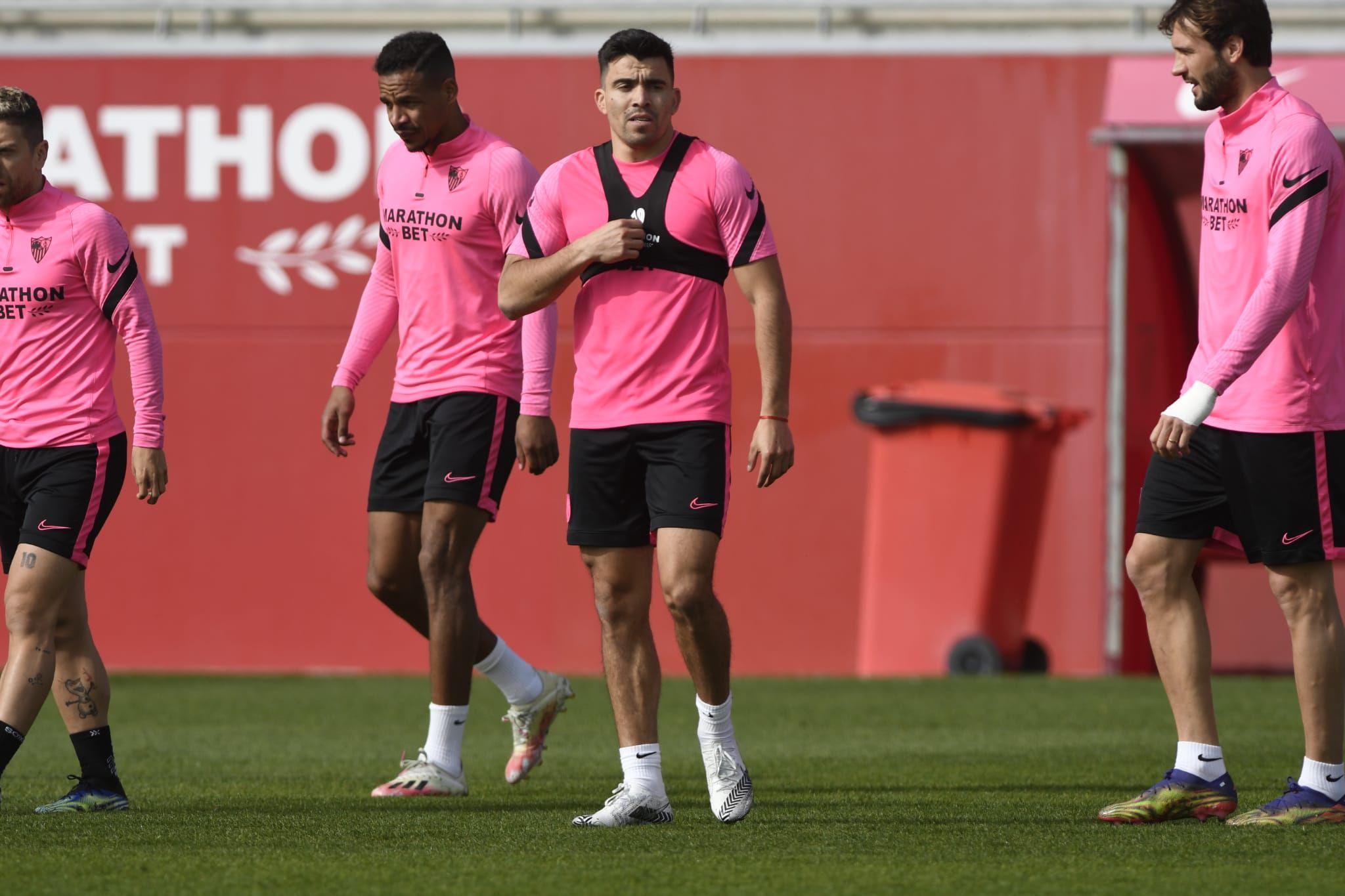  Acuña, durante la sesión de este martes con el Sevilla.
