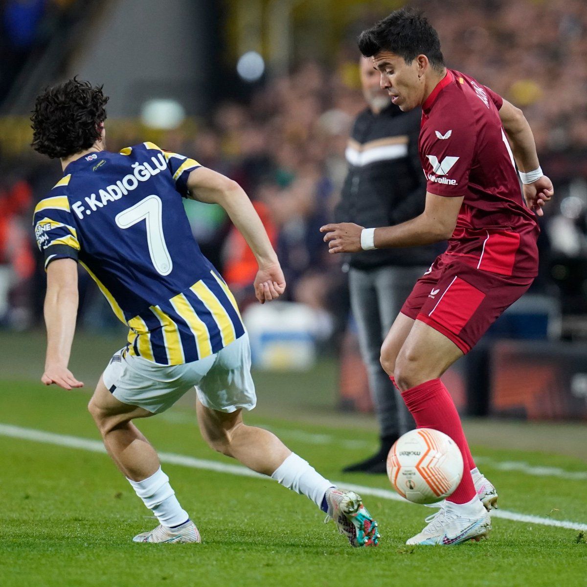  Acuña, ante el Fenerbahce.