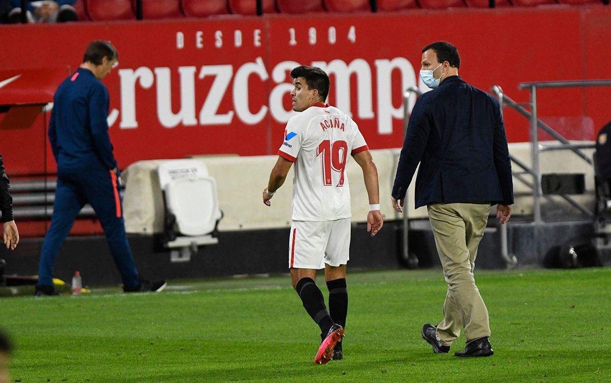 Acuña se retira lesionado del Sevilla-Osasuna.