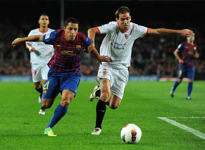 Adriano, jugando contra el Sevilla FC.