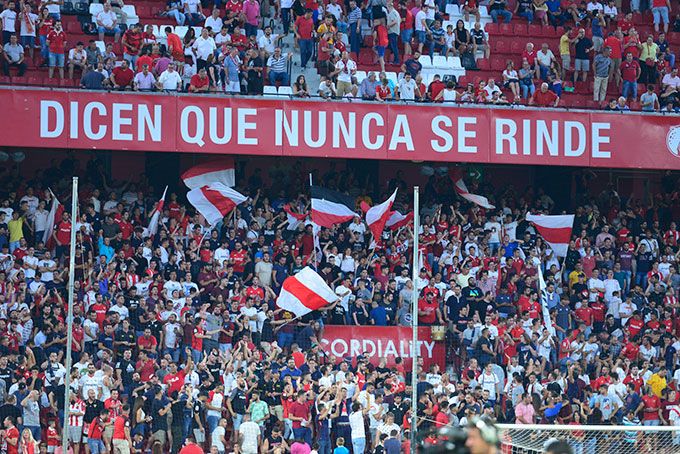  Afición del Sevilla ante el Újpest.