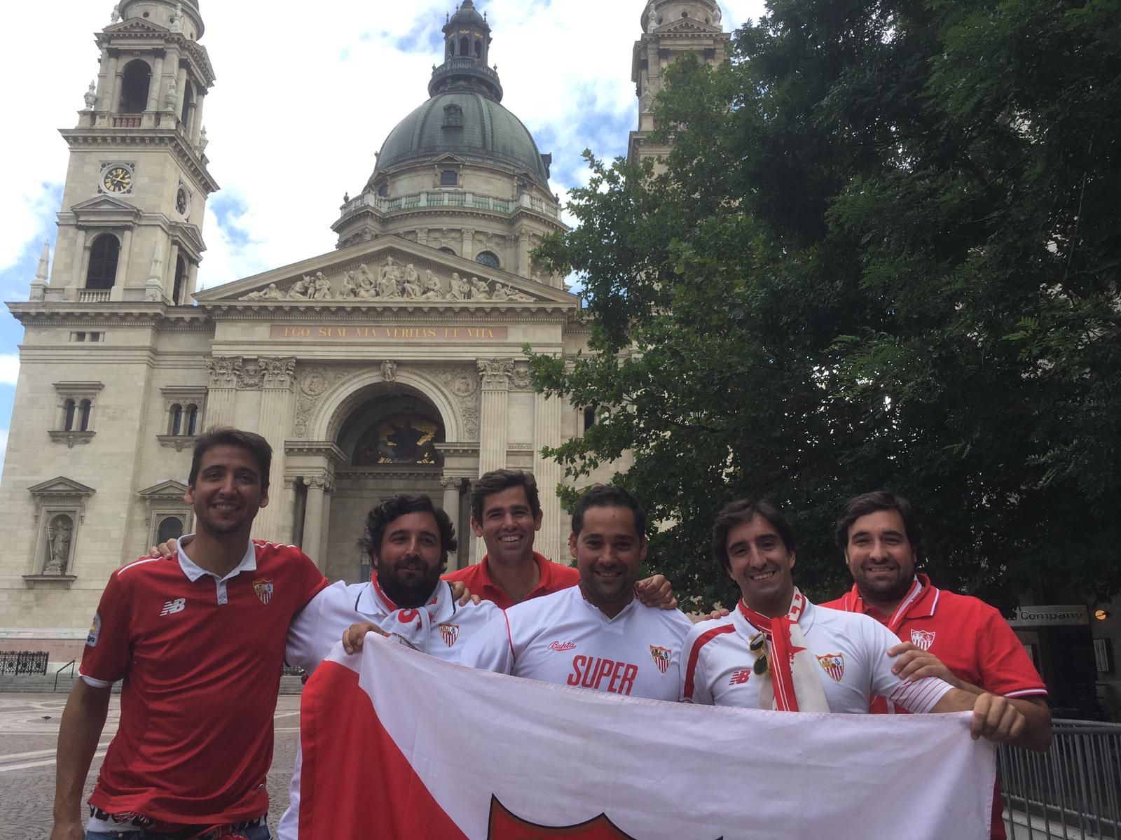  Aficionados del Sevilla FC en Budapest.