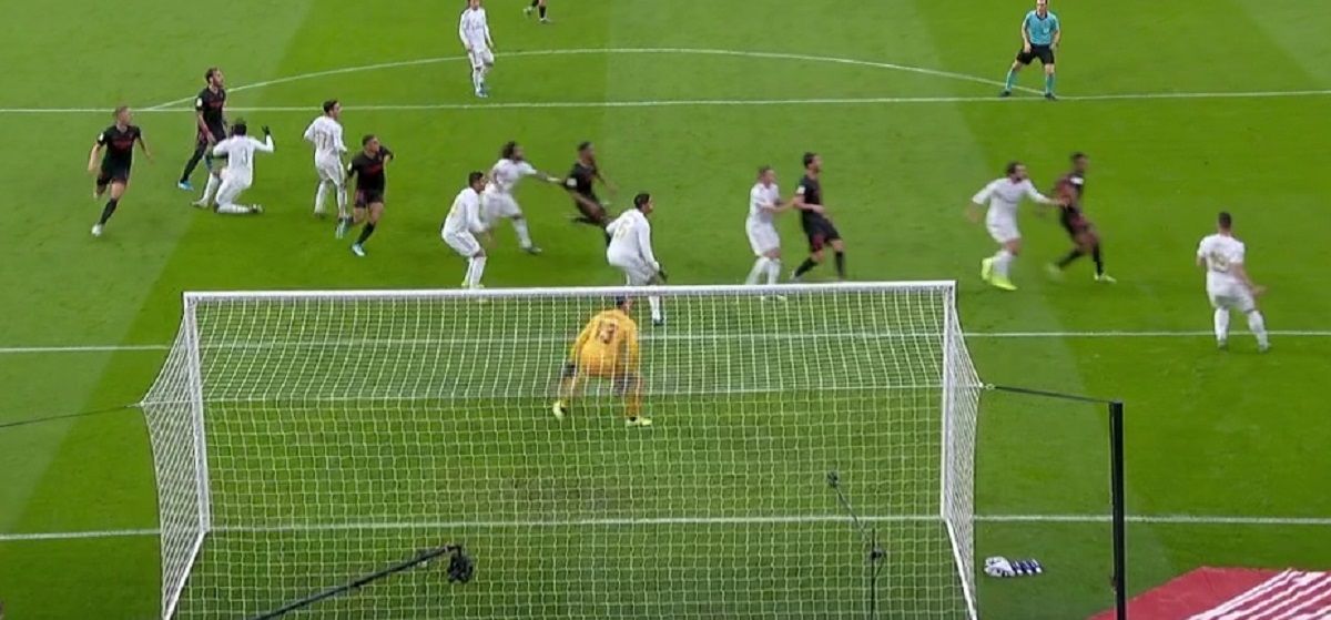  Agarrón de Marcelo a Fernando en la jugada del gol anulado a De Jong.