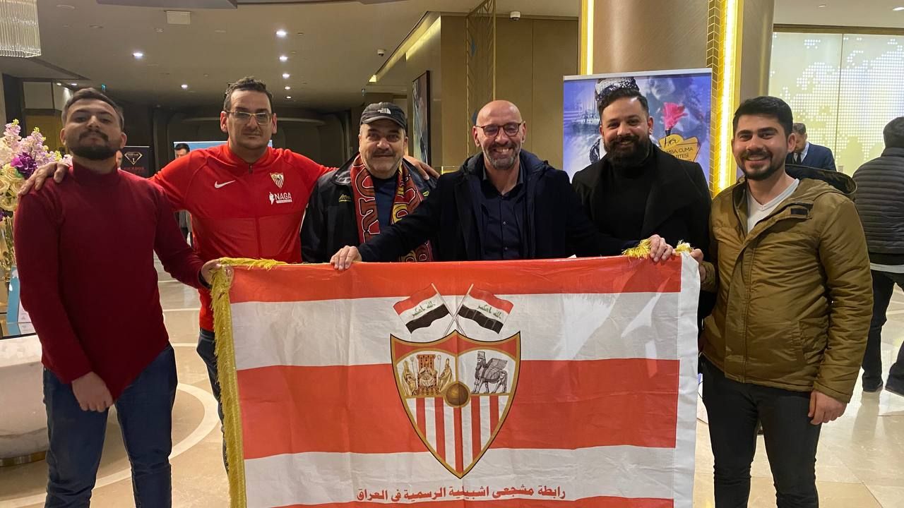  Ahmed Alhashemi con Monchi y la bandera de su peña.