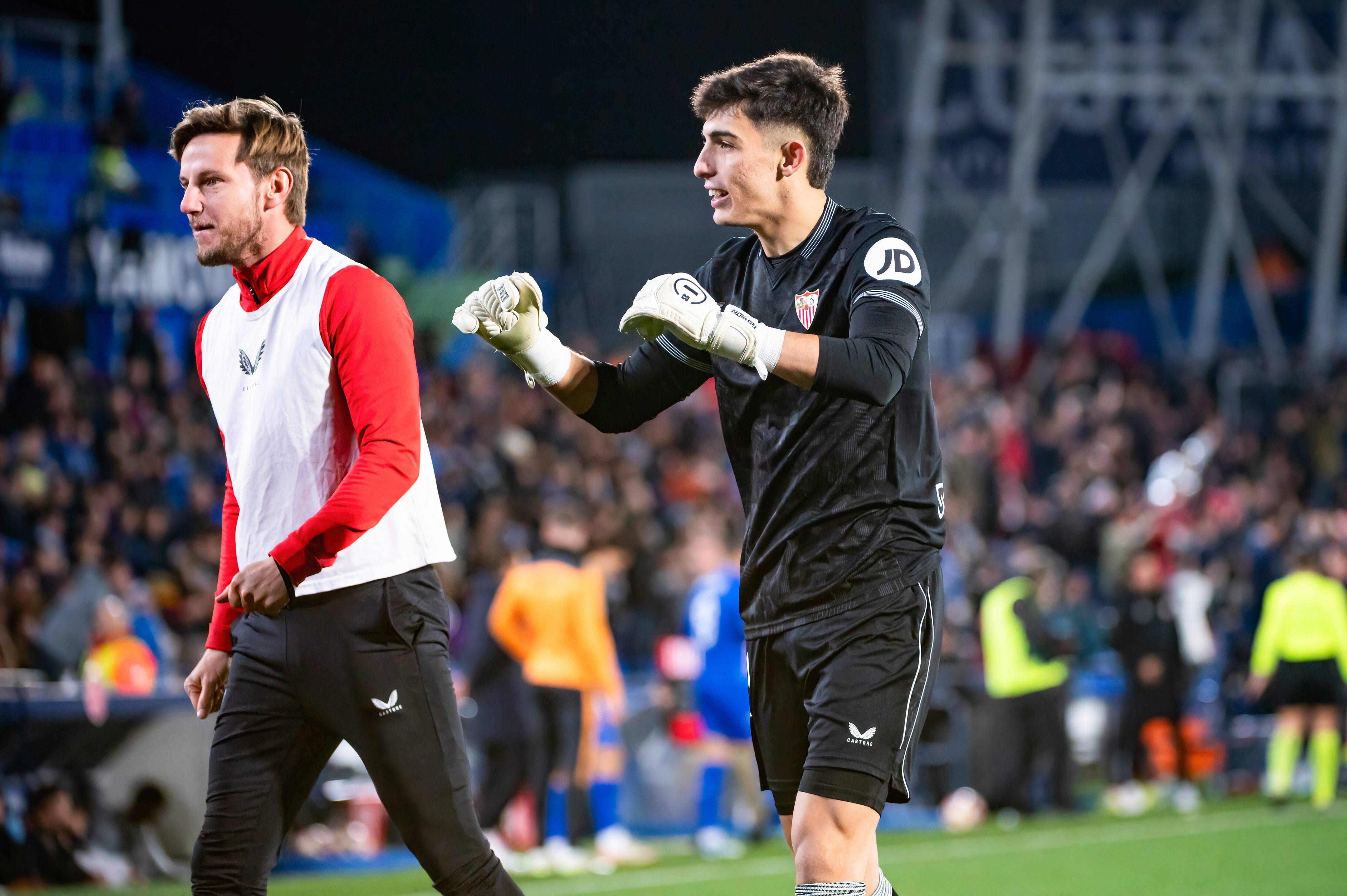 Alberto Flores celebra uno de los goles con sus compañeros (Cordon Press)