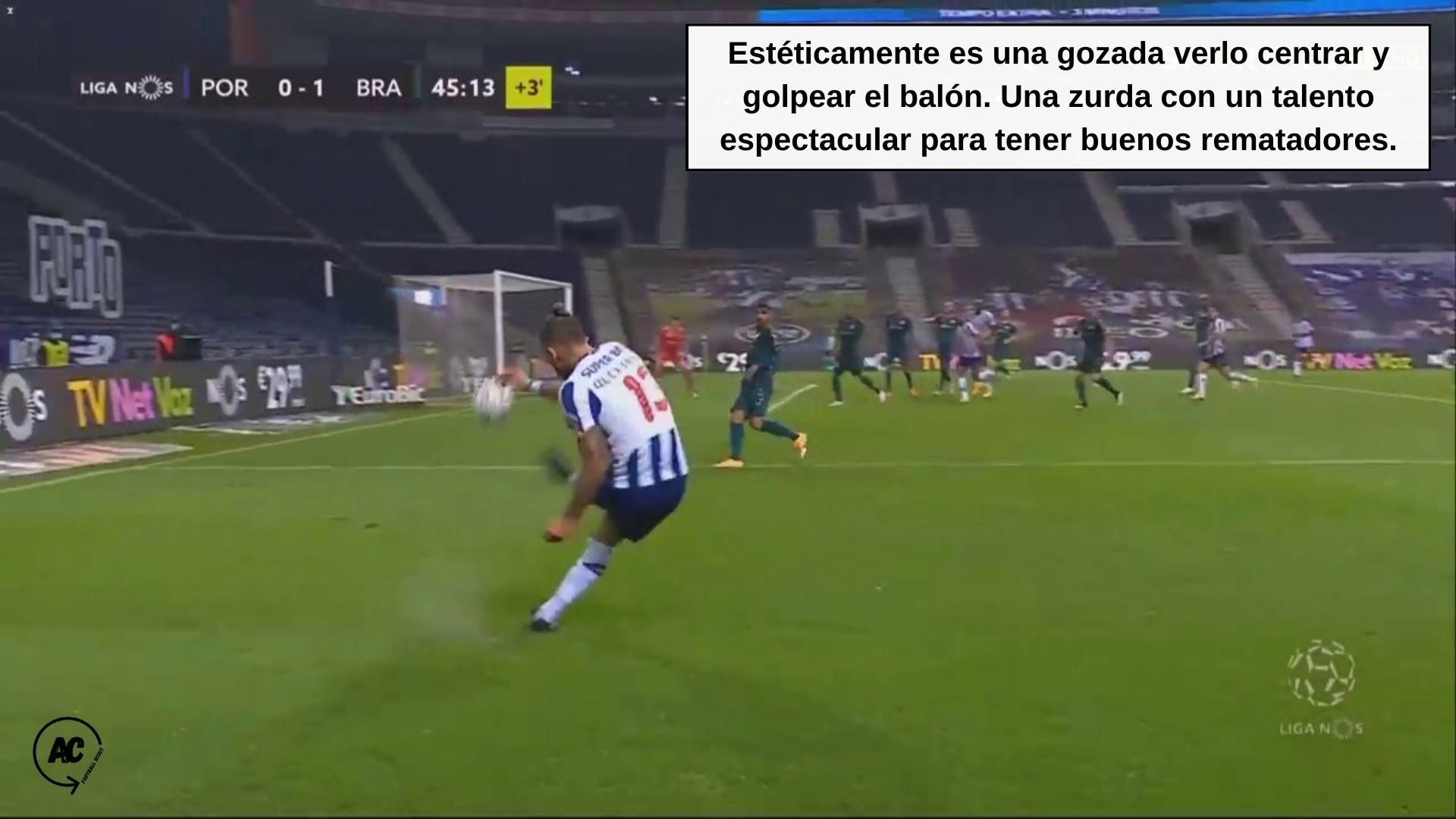  Telles golpea el balón para poner un centro al área.