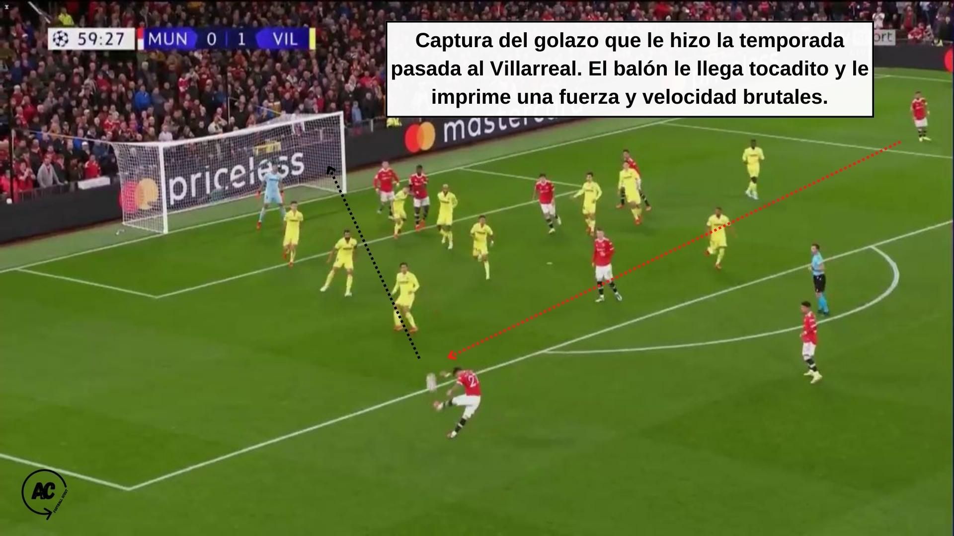  Momento en el que Telles golpea el balón y le hace un golazo al Villarreal.
