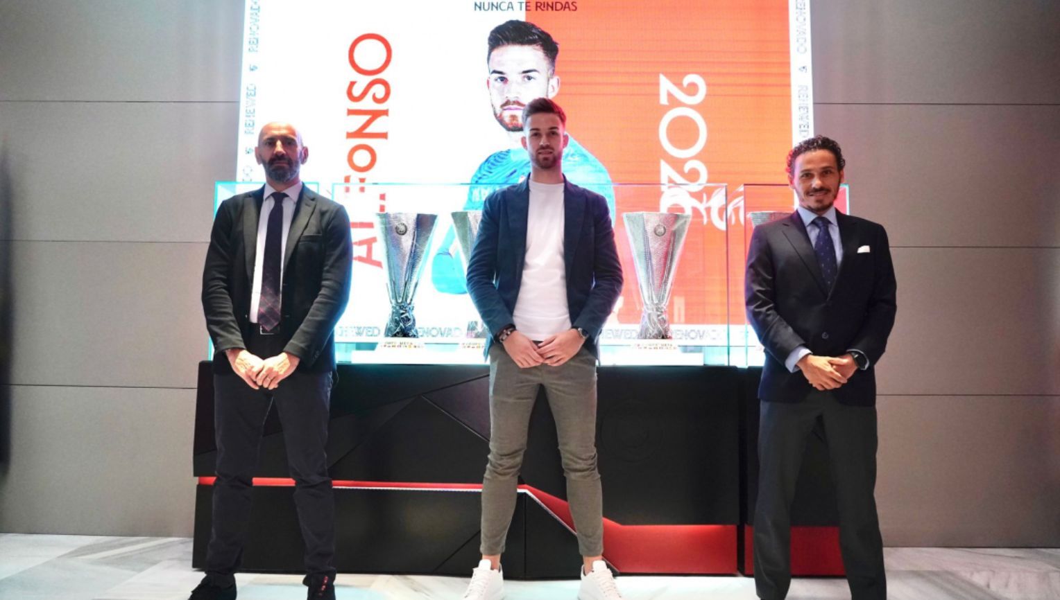  Alfonso Pastor, junto a Monchi y Del Nido Carrasco, en su renovación con el Sevilla.