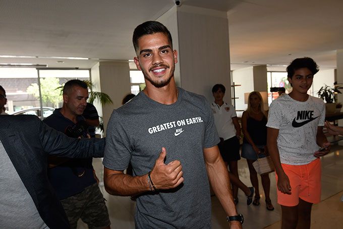  André Silva, a su llegada a Sevilla. (FOTO: Kiko Hurtado)