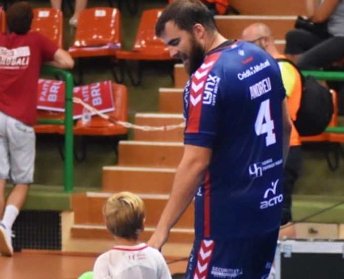  Juan Andreu junto a su hijo, con la camiseta del Sevilla.