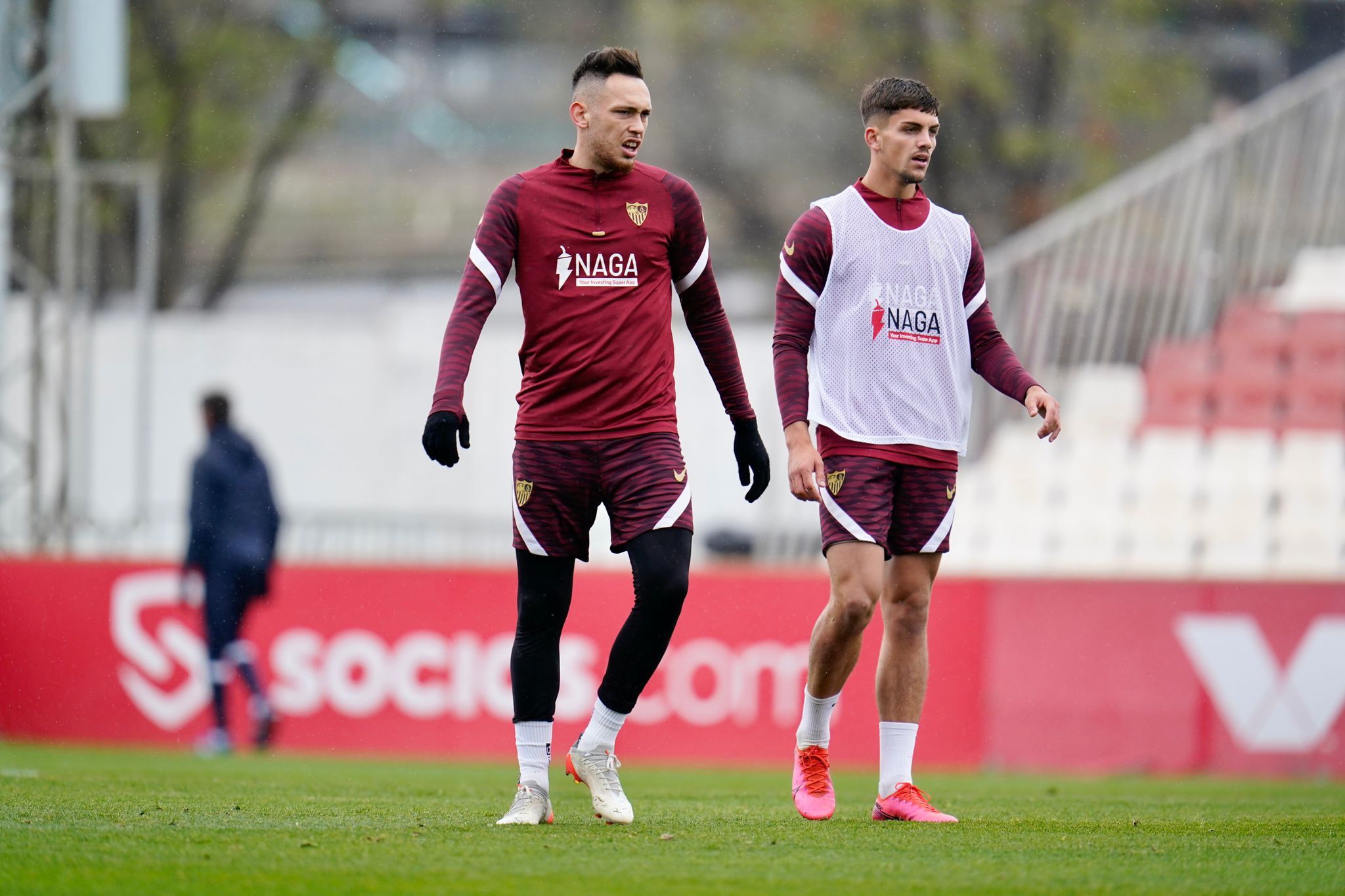  Ángel Puerto entrena junto a Lucas Ocampos.