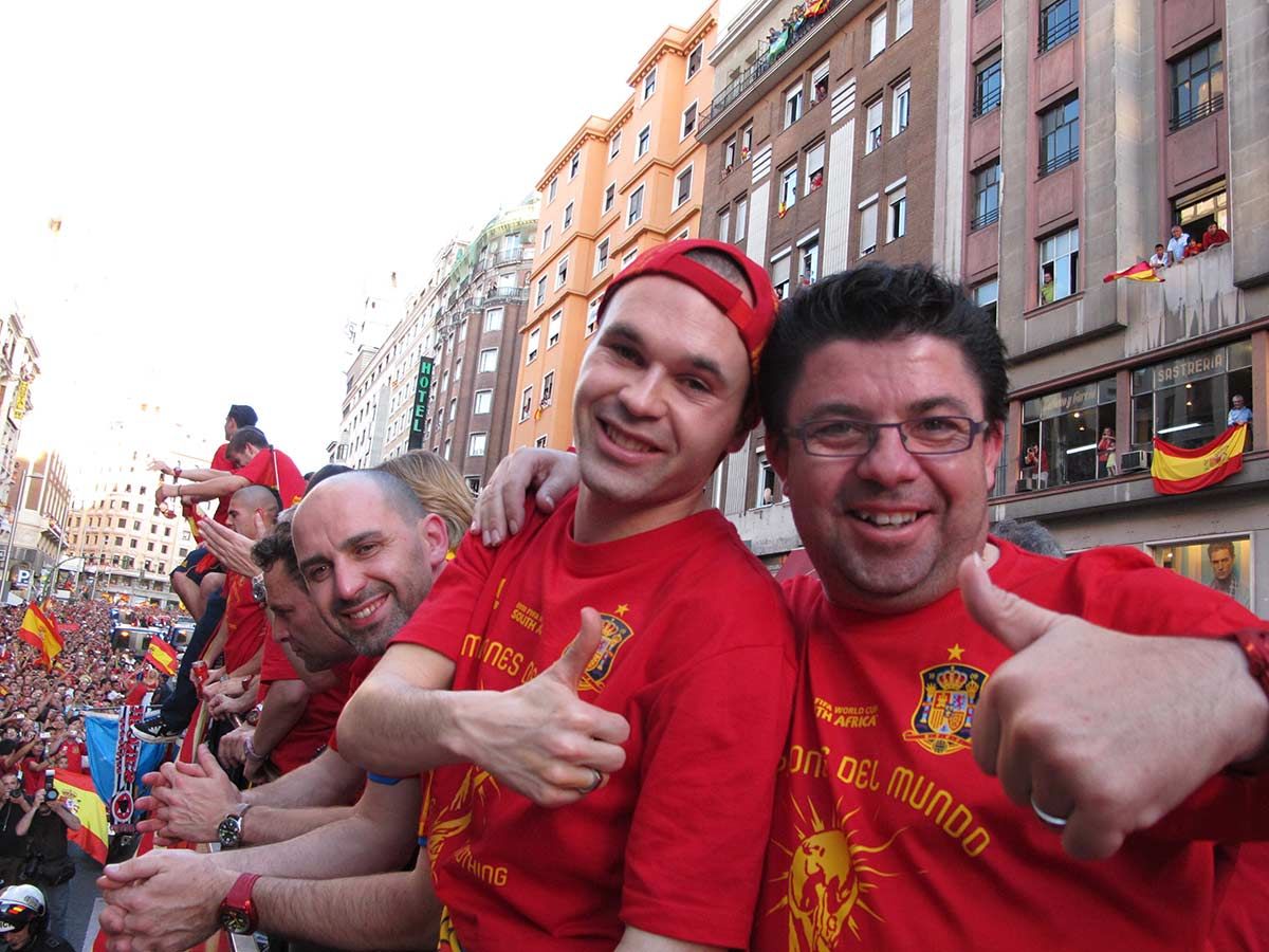  Antonio Fernández celebra con Iniesta el Mundial de 2010.