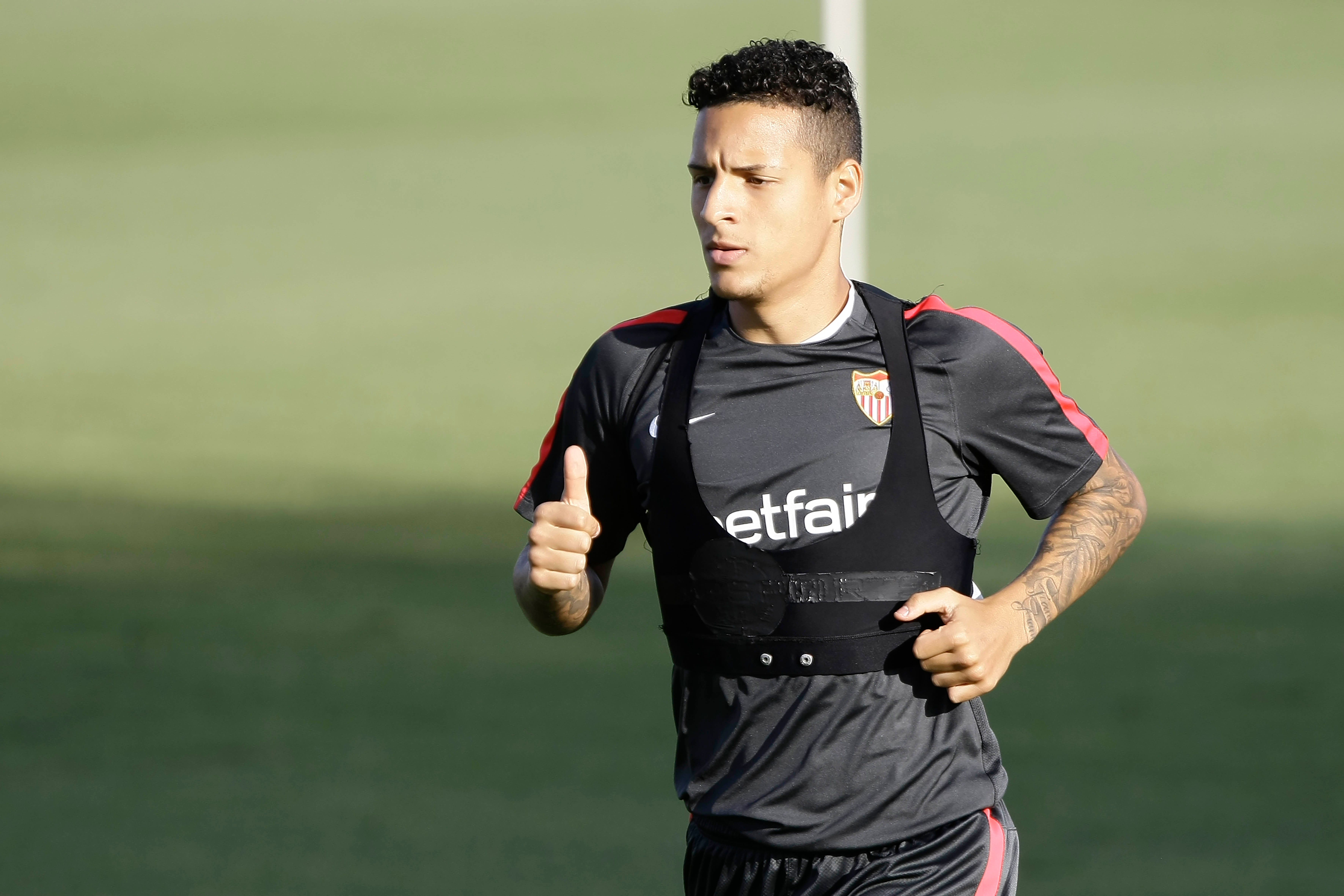  Arana, entrenando con el Sevilla.