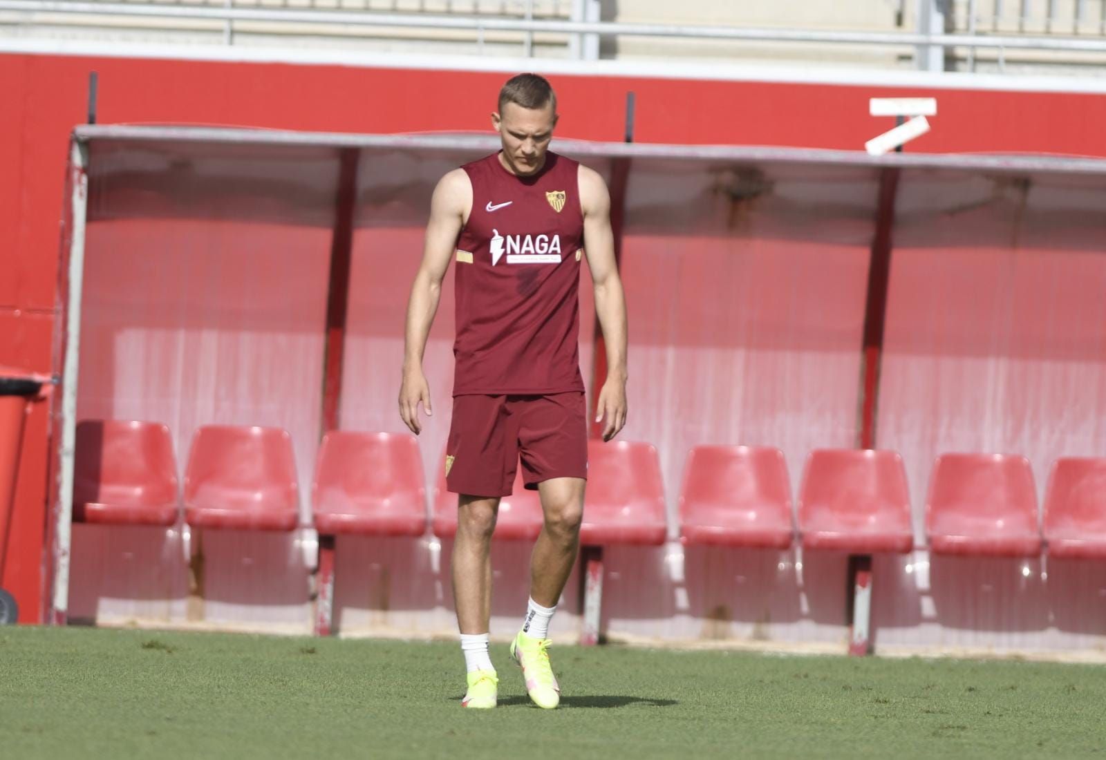  Augustinsson, en un entrenamiento con el Sevilla