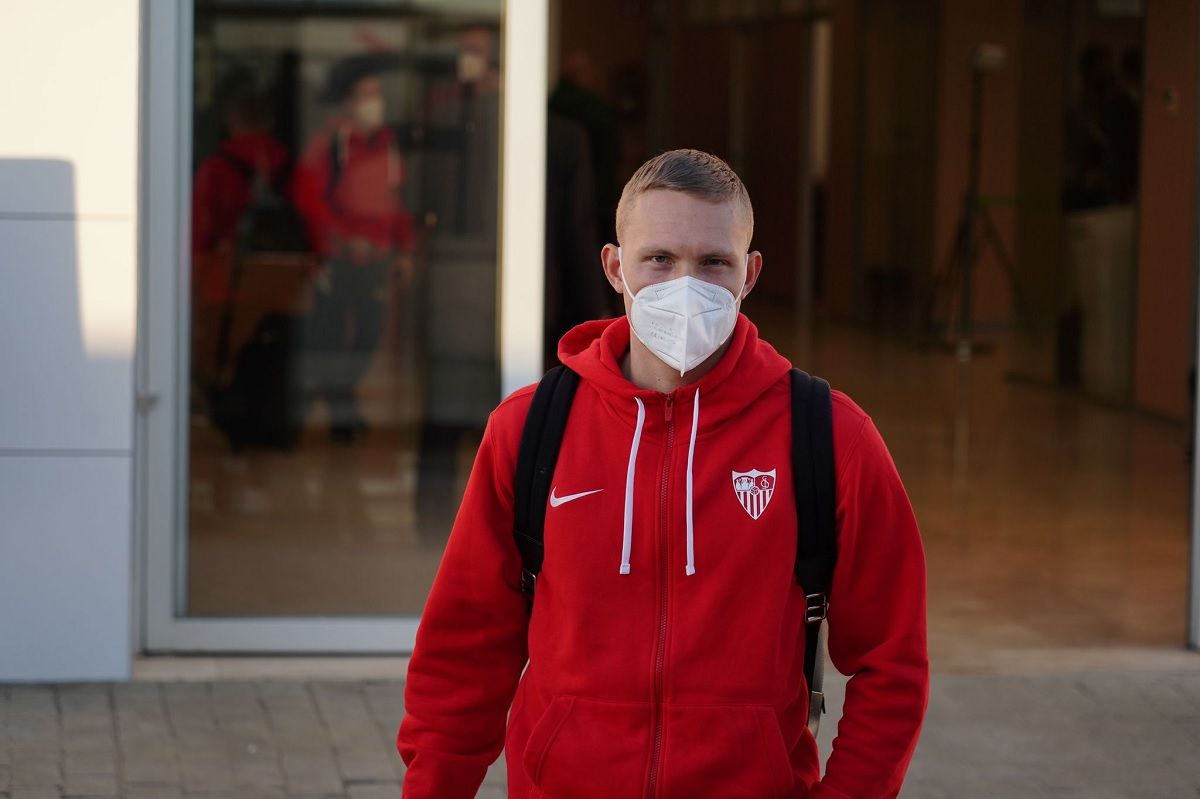  Augustinsson, en la salida del Sevilla hacia Valencia.