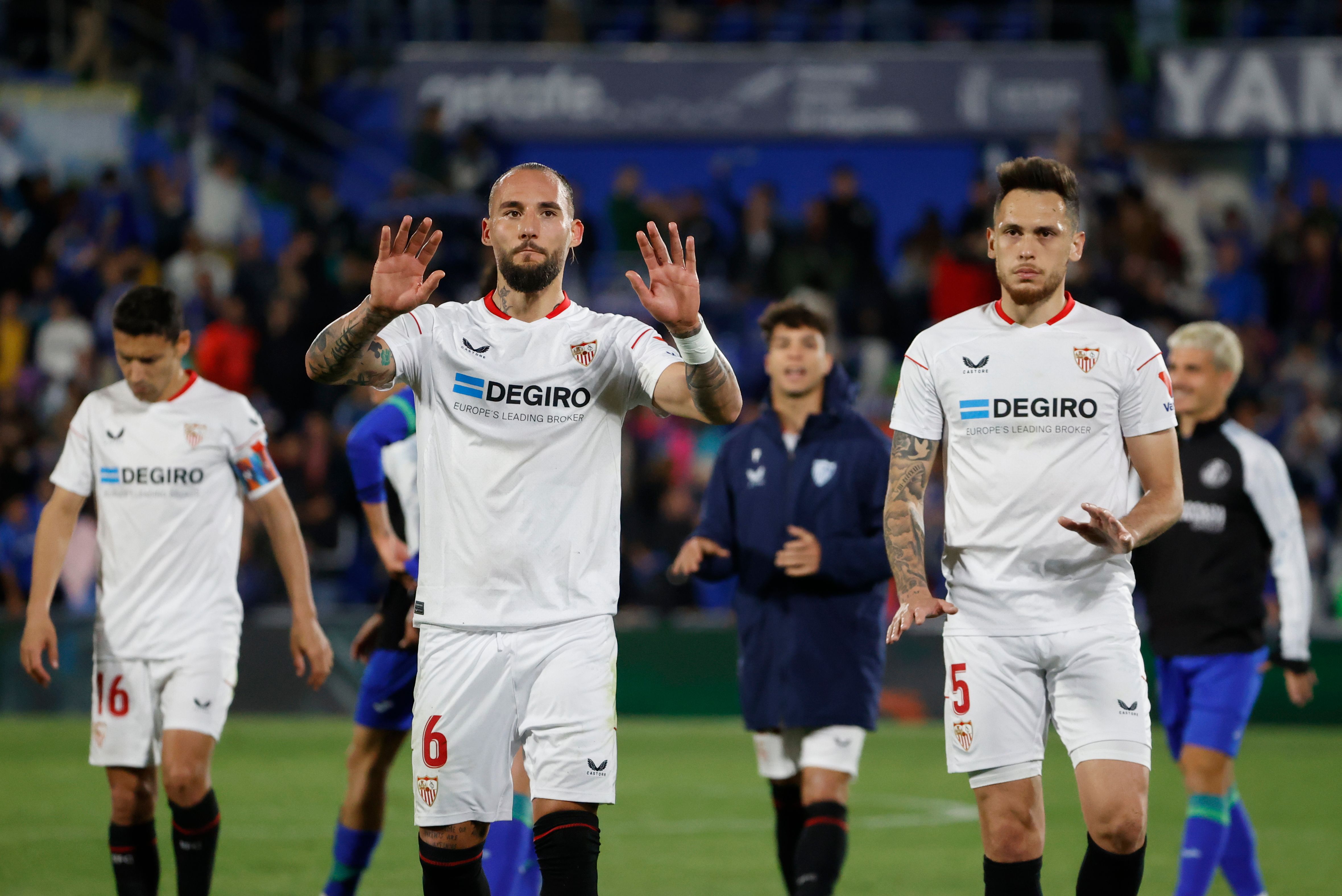  Gudelj, pidiendo perdón tras la derrota ante el Getafe.